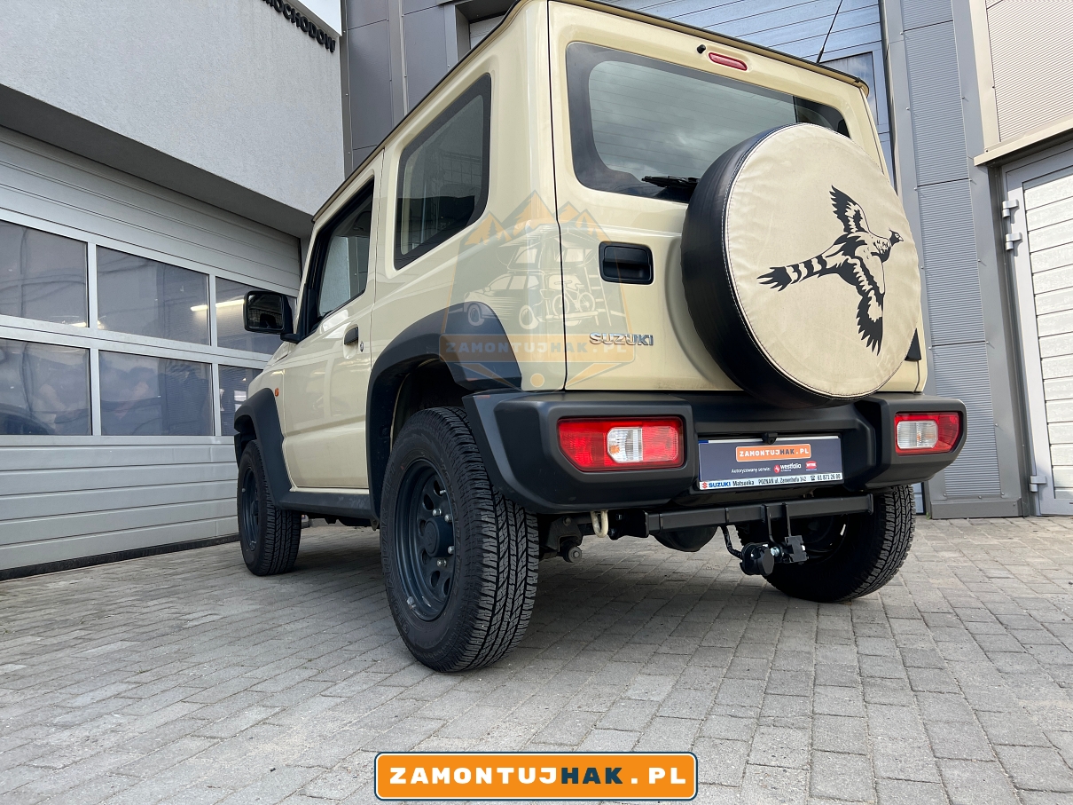 suzuki jimny z hakiem holowniczym na zdjeciu bardzo dobrze pokazujemy samoch&oacute;d z 2018 roku po montazu haka holowniczego 
